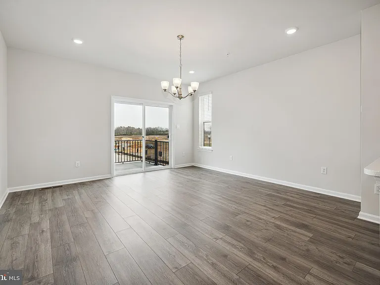 818 Bond St — Photo 8