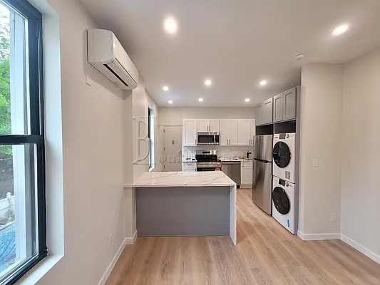 Rented by Bouklis Group | media 17