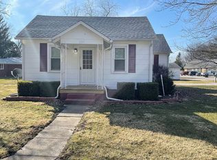 300 S Hopkins St, Newman, IL 61942