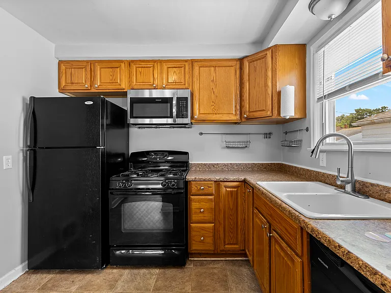 21328 Audette St — Photo 15