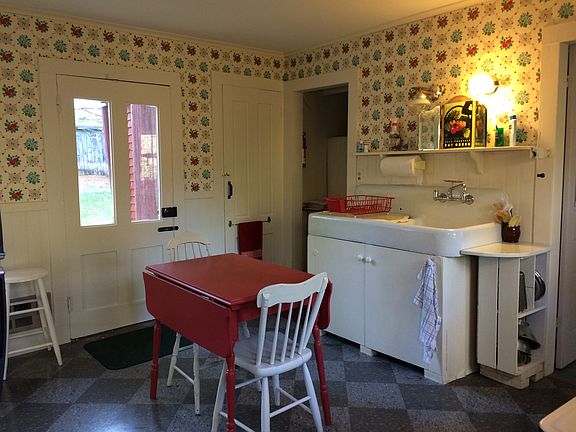 New flooring, paint & paper