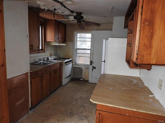 3rd image of 1010 Valley Dr