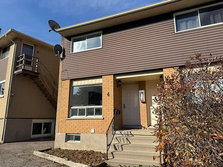 32 Ralgreen Cres #4 — Photo 1