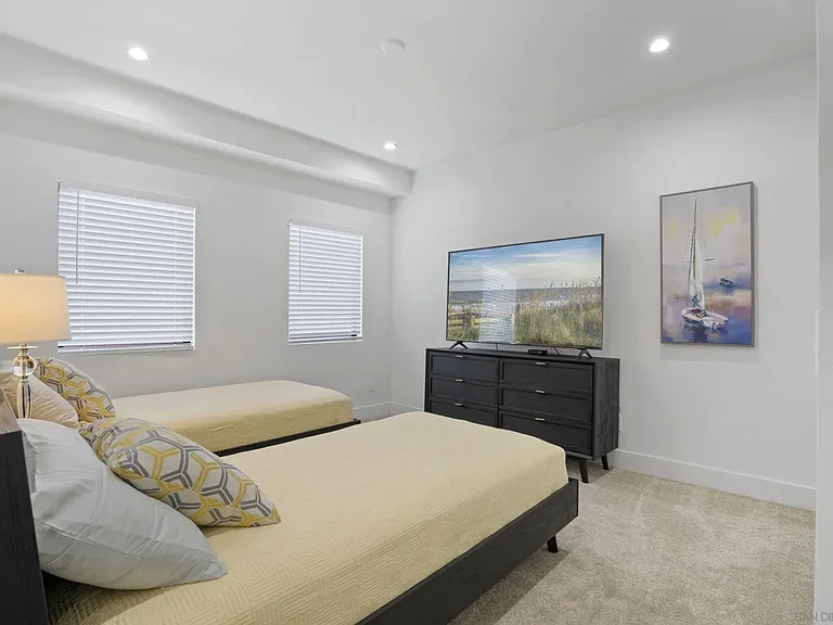 4386 Newport Ave — Photo 30