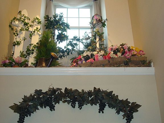 Open 2 Story Foyer w/ Plant Shelf