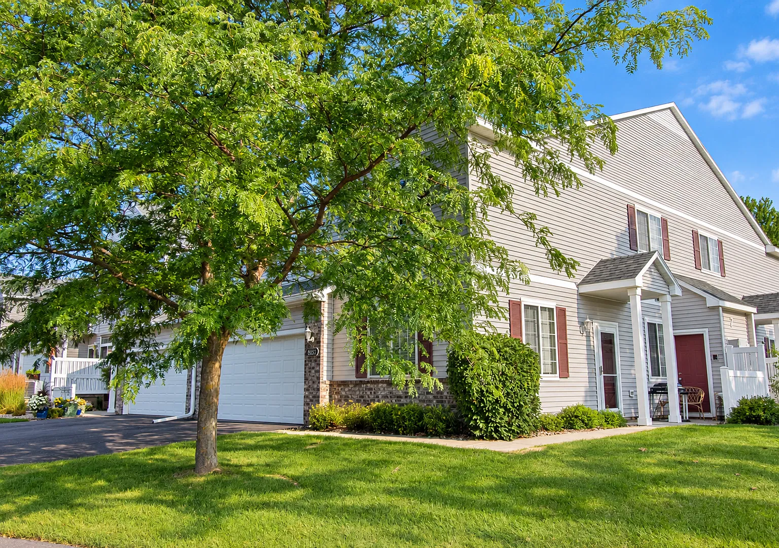 Beautiful Boulder Ridge end unit townhome w/upgrades throughout! — Photo 1