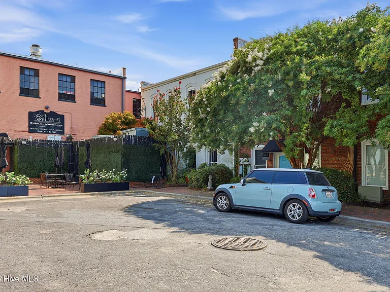 122 S Market St #1 — Photo 31