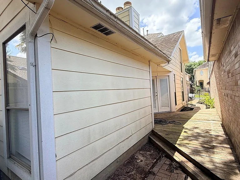 1208 Normans Woods St — Photo 23