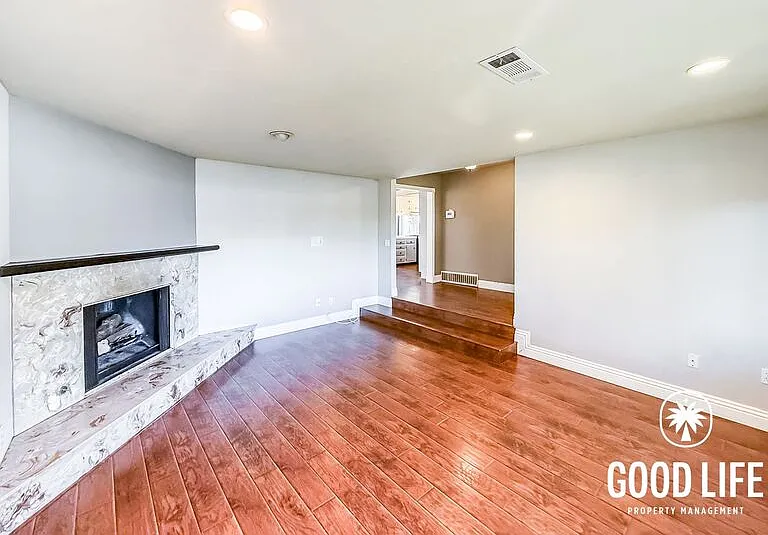 1031 Emelita St — Photo 3
