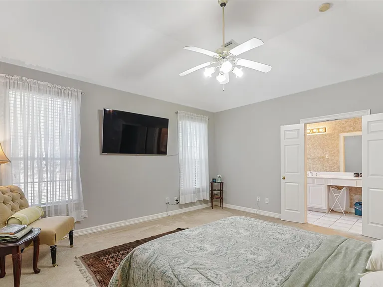 1014 Enclave Sq N — Photo 16