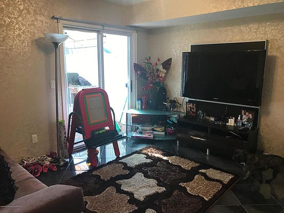 3rd image of 500 Medina St