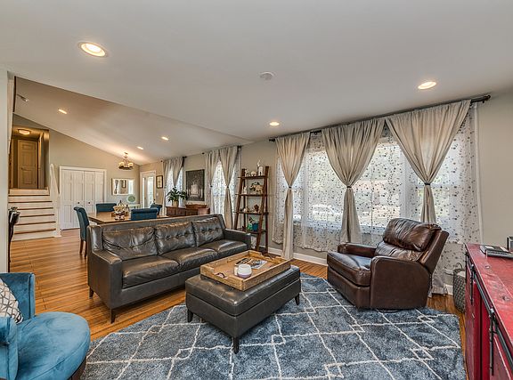4th image of 121 Ellington Dr