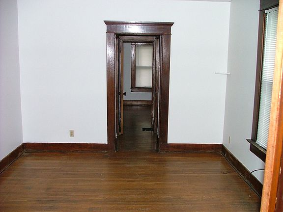 2nd image of 79 1/2 W Oakland Ave