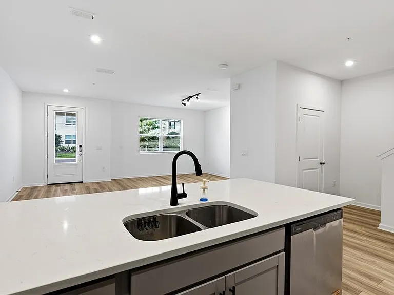 9844 Walkway Dr — Photo 8
