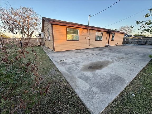 2nd image of 4702 Molina Dr