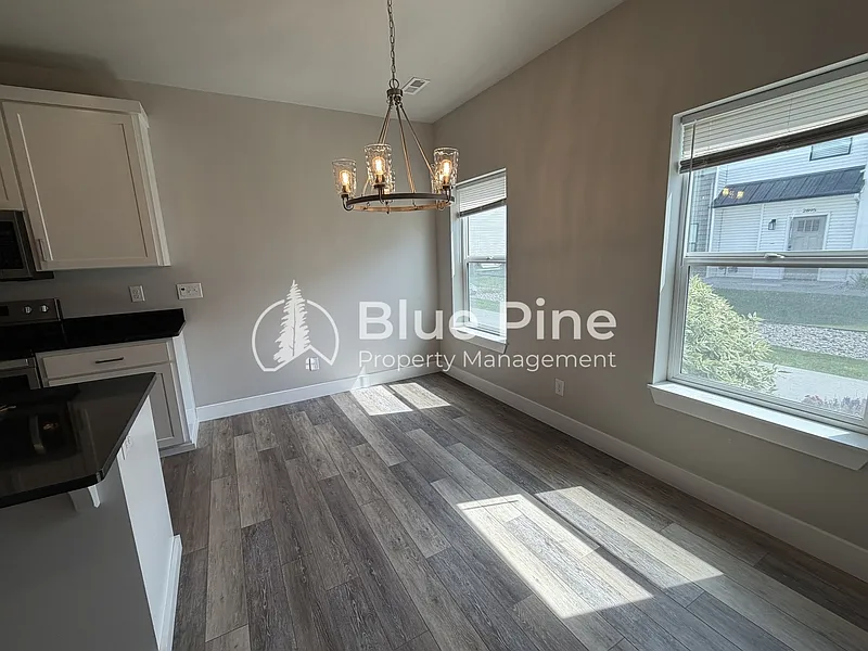 4 bed, 2.5 bath, 1774 sqft, $2,075 — Photo 3