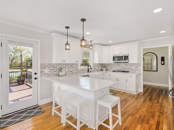 3rd image of 108 Knoll Creek Dr