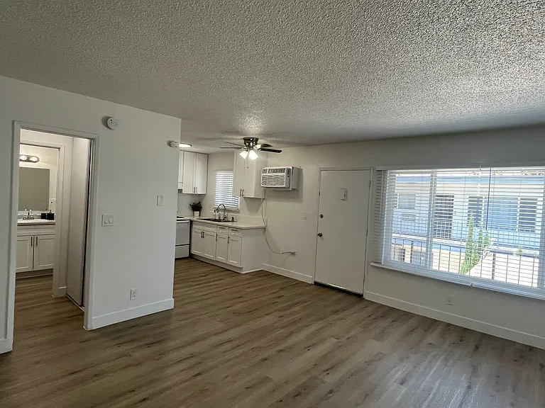 5548 Yarmouth Ave #8 — Photo 7