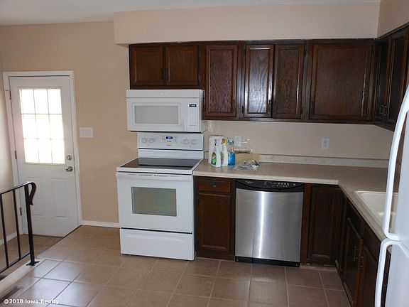 3rd image of 610/612 NW Chapel Dr