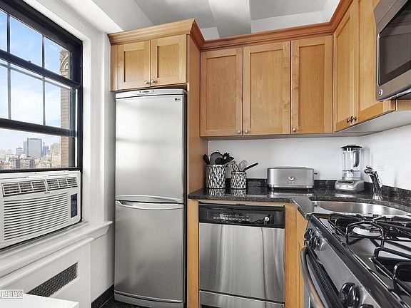 5th image of 95 Christopher St APT 15I