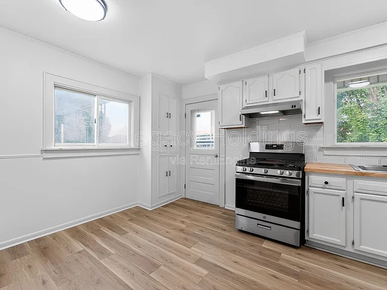 321 Clark St — Photo 15