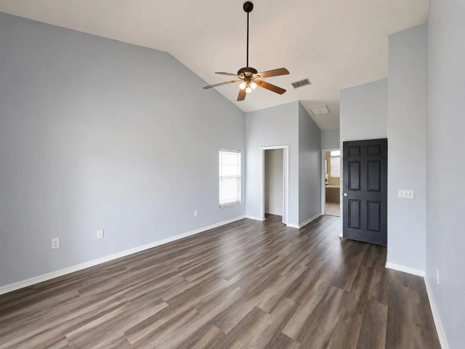 4 bed, 2124 sqft, $2,350 — Photo 2