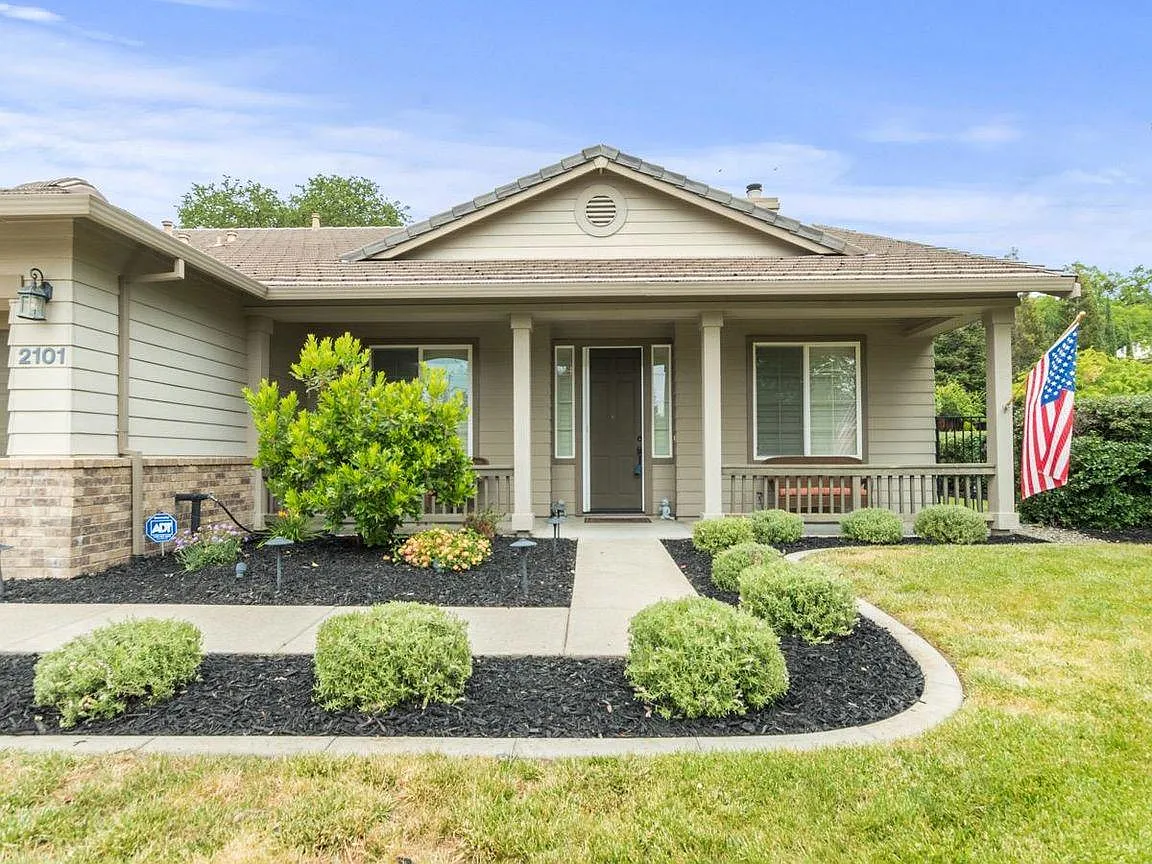 2101 Summer Dr photo 1