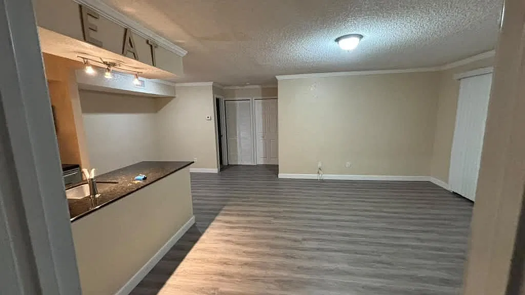 2 bed, 948 sqft, $1,600 — Photo 2