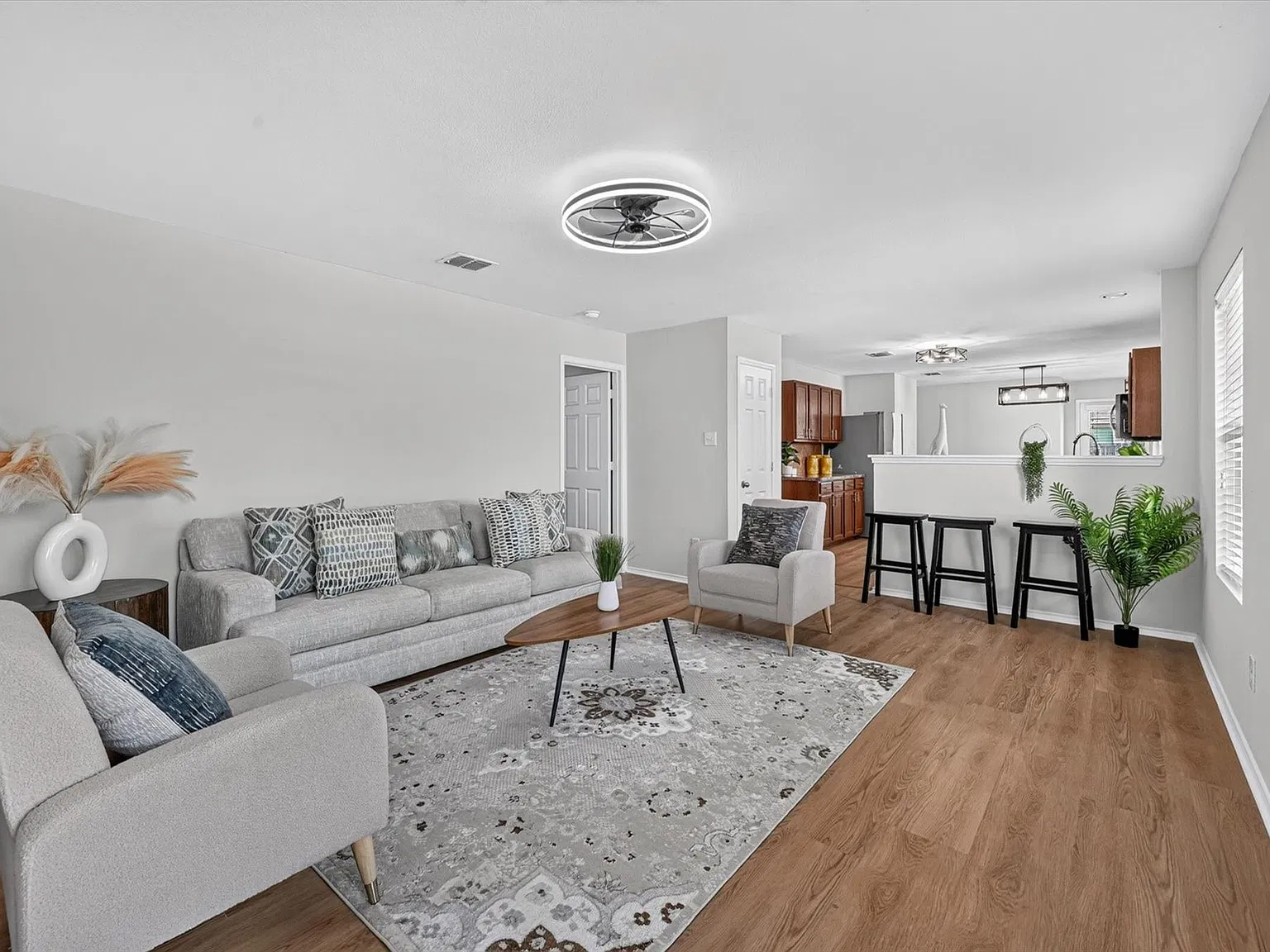 4 bed, 1572 sqft, $2,200 — Photo 3