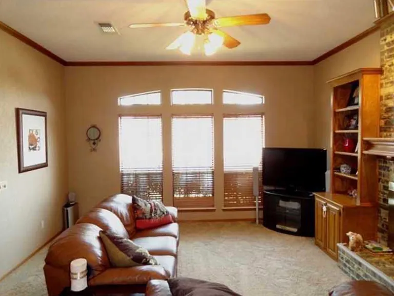 1112 SW 132nd Pl — Photo 3