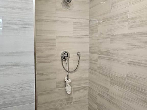 5th image of 726 Leonard St Floor 3