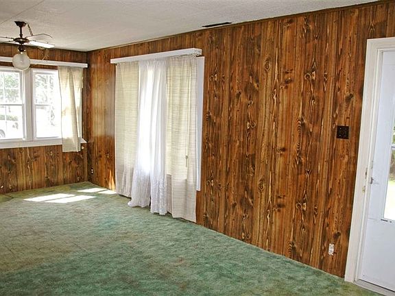 4th image of 827 Courtney Dr