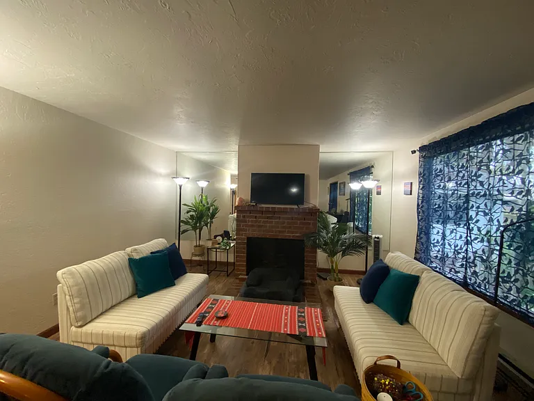 110 Leslie Ln — Photo 4