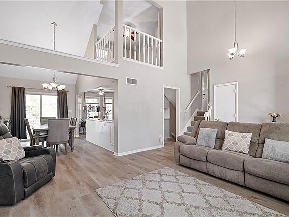 4th image of 420 NE Thames Dr