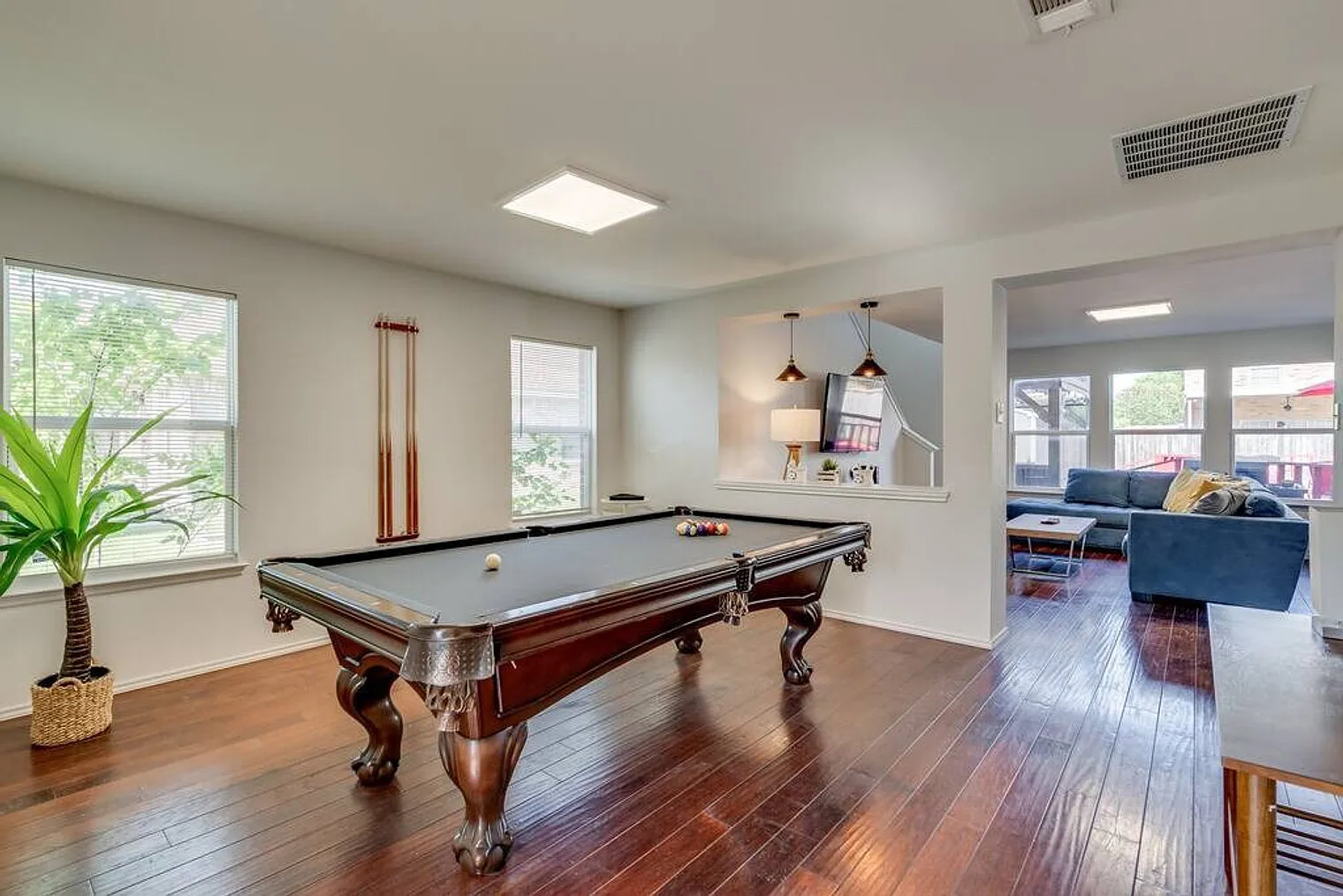 5 bed, 2.0 bath, 2325 sqft, $7,795 — Photo 3