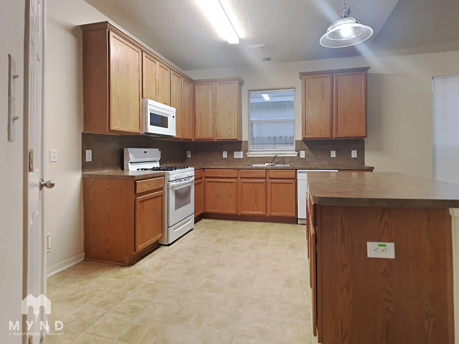 4 bed, 2.5 bath, 2148 sqft, $1,999 — Photo 3