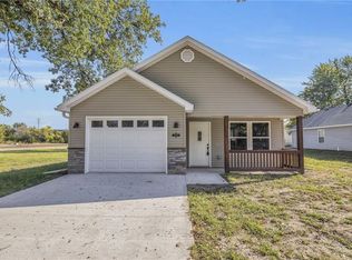 707 Pacific Ave, Osawatomie, KS 66064