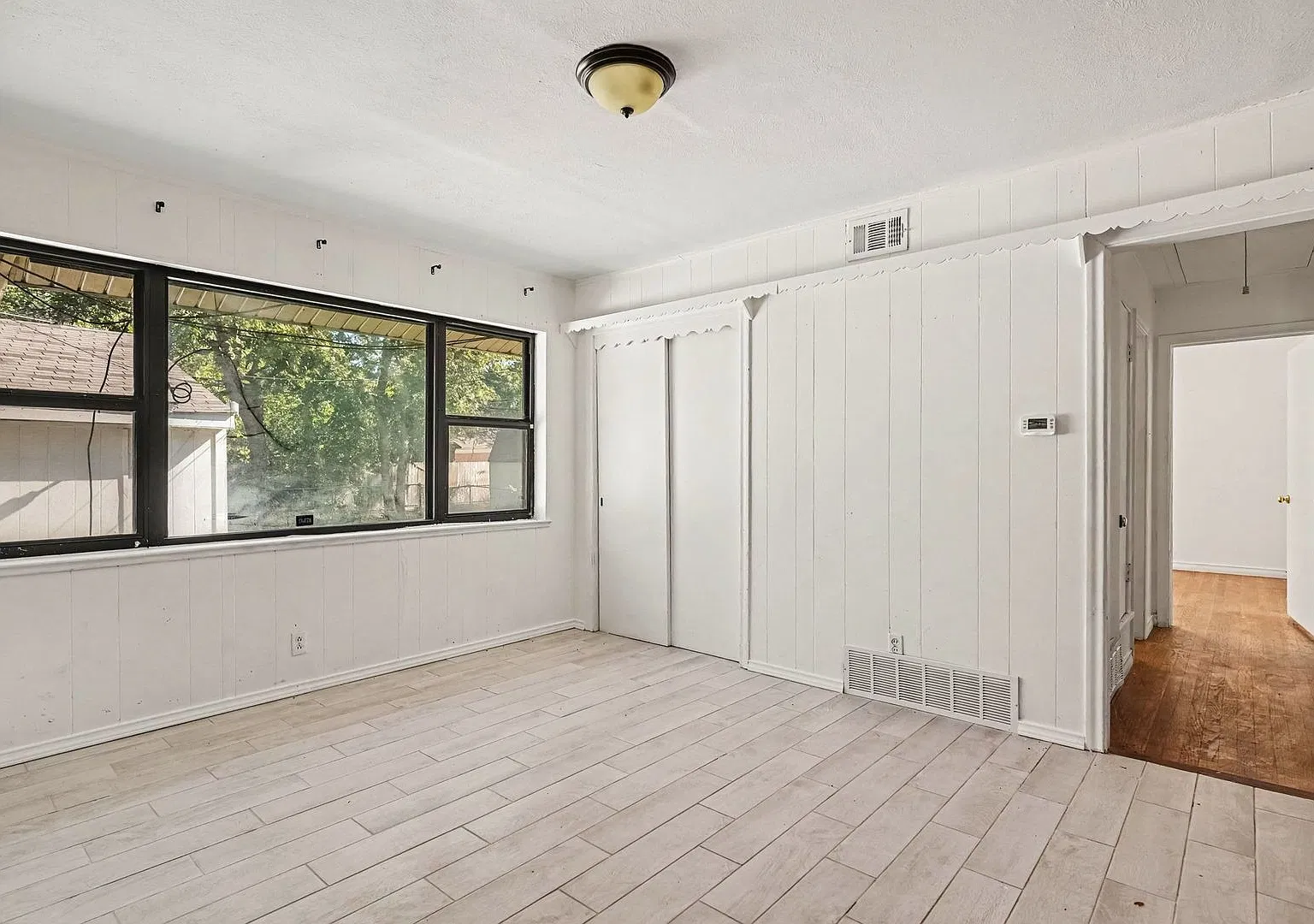 Welcome to this 3-bedroom, 2-bathroom single-family home in Casa View Oaks, a well-established Ea... — Photo 4