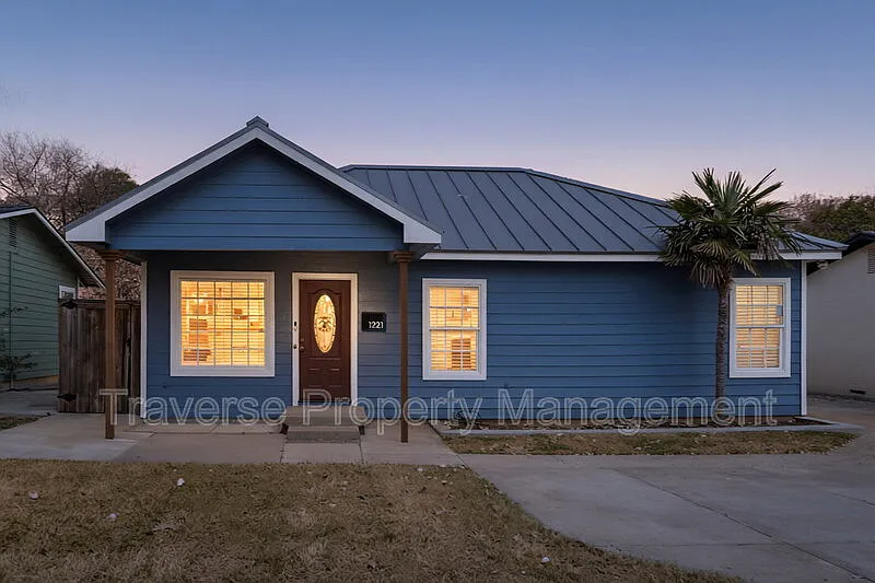 3 bed, 1.0 bath, 888 sqft, $1,750 — Photo 2
