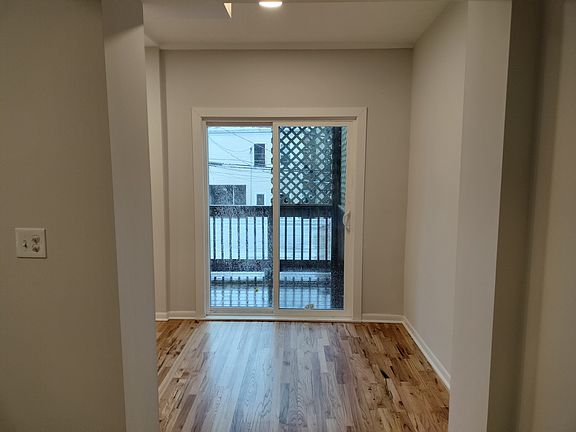 2nd image of 823 N Damen Ave #2R