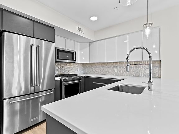 4th image of 85 Willow Ct Unit 302