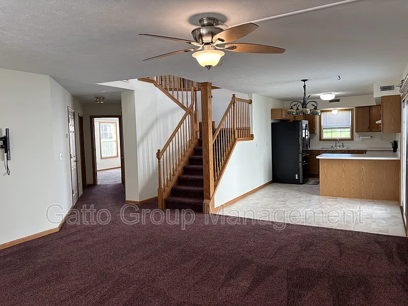 4 bed, 2.5 bath, 1740 sqft, $1,800 — Photo 3