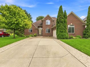 28754 Coleridge St, Harrison Township, MI 48045