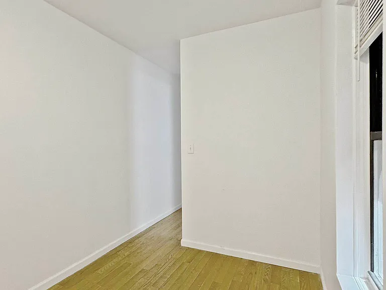 454 W 36th St #4 — Photo 12