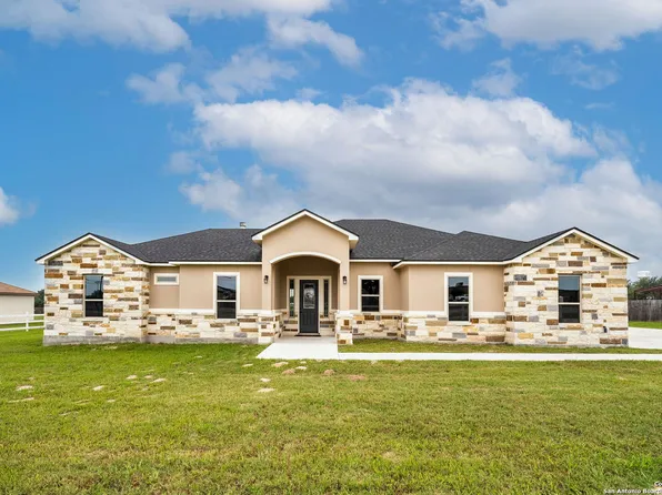 230 BLUEBONNET RD, La Vernia, TX 78121