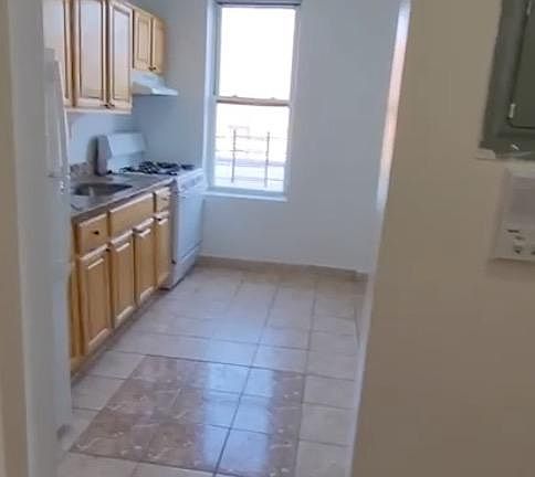 3rd image of 305 E 206th St