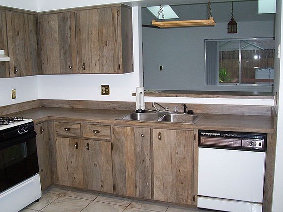 kitchen w/ eat in bar