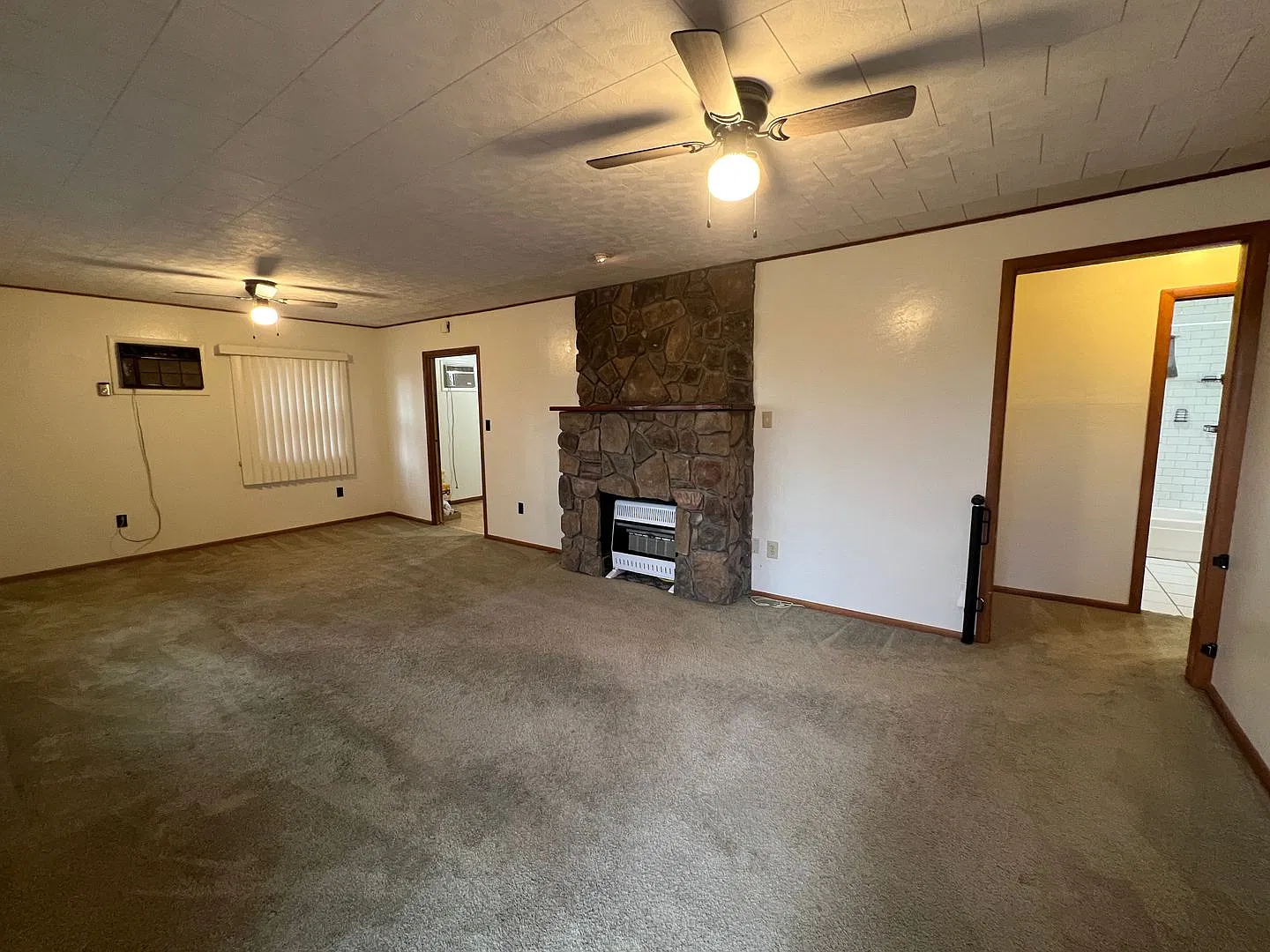Charming 2-bed, 1-bath home for rent near Show Low, AZ with Private Lake privileges — Photo 3