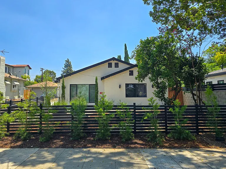 Newly Renovated 4BR Lamanda Park Units! — Photo 1