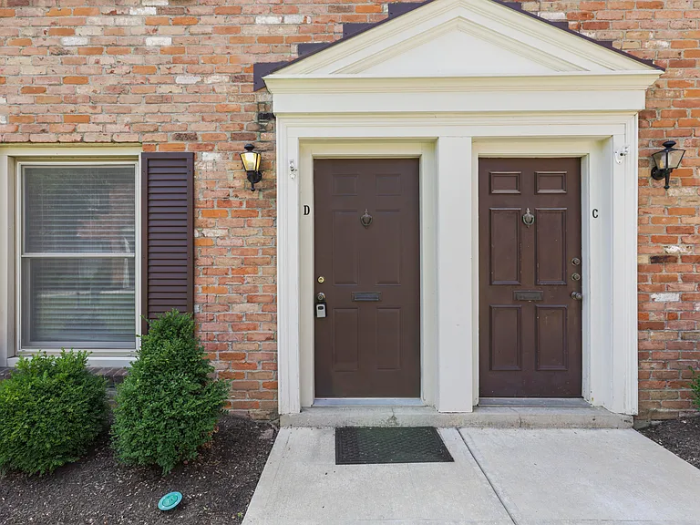 943 Manor Ln — Photo 1